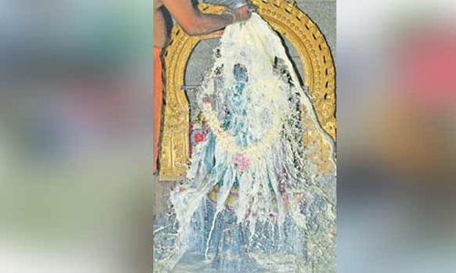 மகா மாரியம்மன் கோவிலில் பால்குட அபிஷேகம்