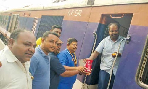 ரெயிலில் பயணிகளுக்கு இனிப்பு ரோட்டரி மிட்டவுன் சங்கத்தினர் வழங்கினார்
