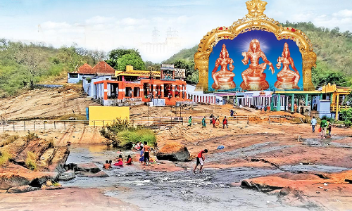 ஆடி அமாவாசையையொட்டி சொரிமுத்து அய்யனார் கோவிலுக்கு செல்ல தனியார் வாகனங்களுக்கு 3 நாட்கள் அனுமதி-ஆலங்குளத்தில் இருந்து பக்தர்கள் புறப்பட்டனர்