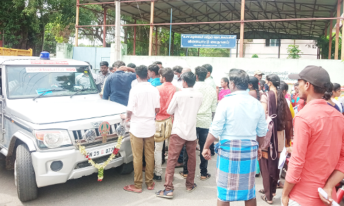 ஆரணியில் குரூப்-4 தேர்வுக்கு அனுமதி மறுத்ததால் சப்-கலெக்டரை முற்றுகையிட்ட தேர்வர்கள்