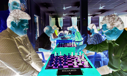 அரசு அலுவலர்களுக்கான செஸ் போட்டியில் பங்கேற்று விளையாடிய கரூர் கலெக்டர்