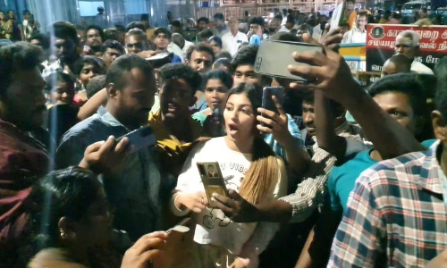 சமயபுரம் கோவிலுக்கு வந்த நடிகை யாஷிகாவை காண குவிந்த ரசிகர்கள்