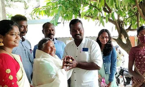 தேசிய விருது பெற்ற கிராமிய பாடகி நஞ்சம்மாளுக்கு பாரம்பரிய இசை முழங்க உற்சாக வரவேற்பு கொடுத்த மக்கள்