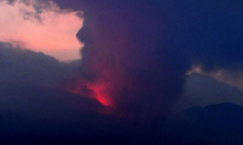 தென் ஜப்பானில் எரிமலை வெடிப்பு- மக்கள் வெளியேற வலியுறுத்தல்