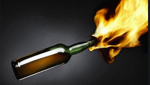 மணல் கடத்தலை தடுத்த நாம்தமிழர் கட்சி நிர்வாகி மீது தாக்குதல்- பெட்ரோல் குண்டு வீசி வாகனம் எரிப்பு மணல் கடத்தலை தடுத்த நாம்தமிழர் கட்சி நிர்வாகி மீது தாக்குதல்- பெட்ரோல் குண்டு வீசி வாகனம் எரிப்பு