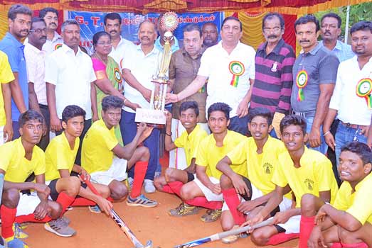 ஹாக்கி போட்டியில் வென்ற அணிக்கு கோப்பை ஹாக்கி போட்டியில் வென்ற அணிக்கு கோப்பை