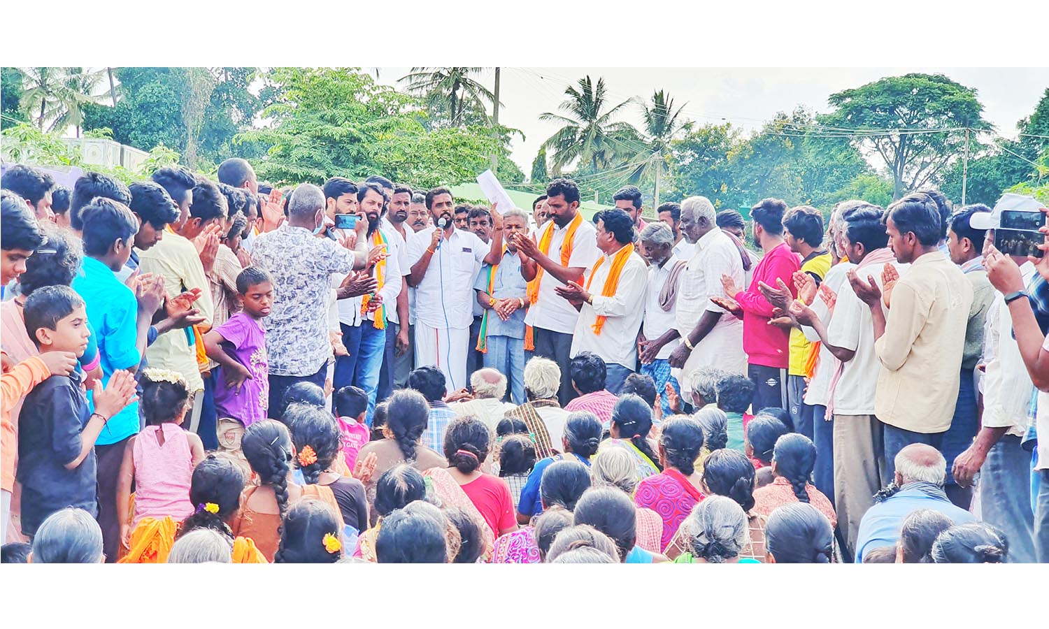 தேன்கனிக்கோட்டை அருகே குவாரி சாலை விரிவாக்க பணிக்கு கிராம மக்கள் எதிர்ப்பு தேன்கனிக்கோட்டை அருகே குவாரி சாலை விரிவாக்க பணிக்கு கிராம மக்கள் எதிர்ப்பு