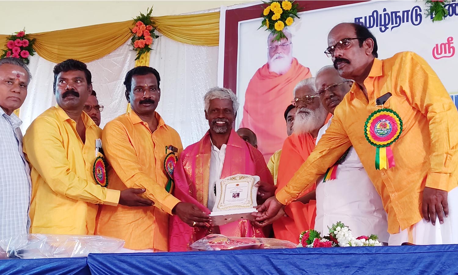 ஓசூரில் நடந்த மண்பாண்ட தொழிலாளர்கள் சங்க மாநாட்டில் பத்மஸ்ரீ விருது பெற்ற கலைஞருக்கு பாராட்டு ஓசூரில் நடந்த மண்பாண்ட தொழிலாளர்கள் சங்க மாநாட்டில் பத்மஸ்ரீ விருது பெற்ற கலைஞருக்கு பாராட்டு