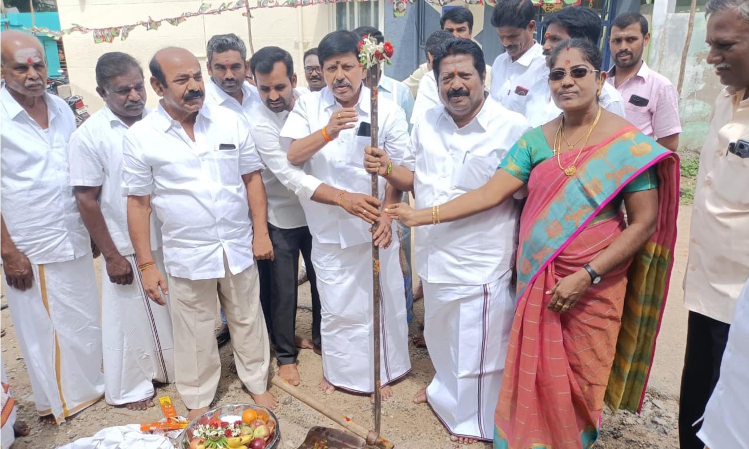 பாலிநாயனப்பள்ளியில் ரூ.8 லட்சத்தில் கழிவுநீர் கால்வாய் அமைக்க பூமிபூஜை பாலிநாயனப்பள்ளியில் ரூ.8 லட்சத்தில் கழிவுநீர் கால்வாய் அமைக்க பூமிபூஜை