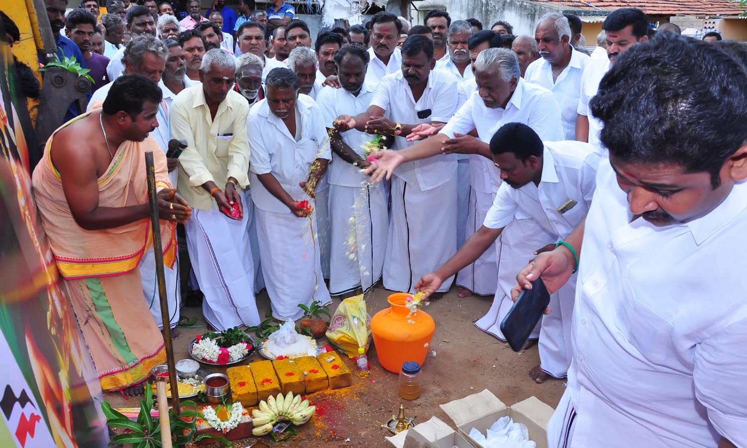 ராயக்கோட்டை அருகே ரூ.1.11 கோடி மதிப்பில் தார் சாலை அமைக்கும் பணி ராயக்கோட்டை அருகே ரூ.1.11 கோடி மதிப்பில் தார் சாலை அமைக்கும் பணி