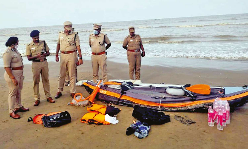 வேதாரண்யம் அருகே சீன படகு கரை ஒதுங்கியது- உளவாளிகள் ஊடுருவலா?