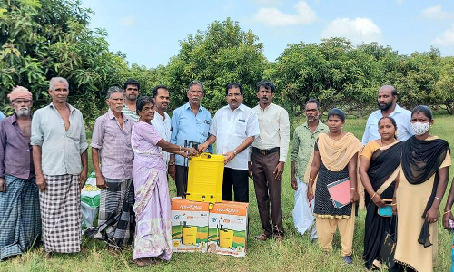 கொட்டாரம் அருகே விவசாயிகளுக்கு மின்கலத்தில் இயங்கும் தெளிப்பான்கள்