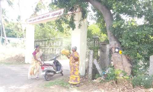 திட்டக்குடி  டி.எஸ்.பி. அலுவலகம் முன்பு தீக்குளிக்க முயன்ற மூதாட்டி