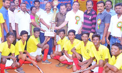 ஹாக்கி போட்டியில் வென்ற அணிக்கு கோப்பை