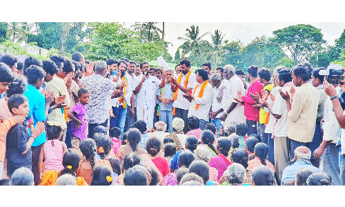 தேன்கனிக்கோட்டை அருகே  குவாரி சாலை விரிவாக்க பணிக்கு கிராம மக்கள் எதிர்ப்பு