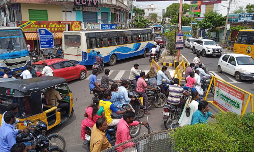 போக்குவரத்து நெரிசலில் சிக்கி தவித்த வாகன ஓட்டிகள்