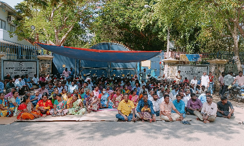 தொழிற்சாலையில் குடும்பத்தோடு ஊழியர்கள் போராட்டம்