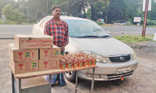 மதுபாட்டில் கடத்திய வாலிபர் கைது