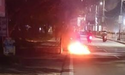 வேலூர் நடுரோட்டில் தீப்பற்றி எரிந்த ஸ்கூட்டர்