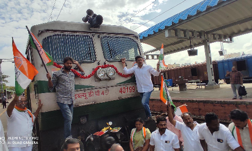 2 ஆண்டுகளுக்கு பிறகு இயக்கப்பட்ட  பெங்களூர் - காரைக்கால் ரெயிலுக்கு  ஓசூரில் இன்று காலை வரவேற்பு