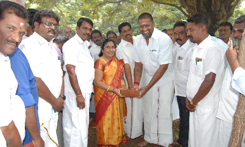 செங்கோட்டை  நகராட்சி பூங்காவில் ரூ.1½கோடியில் மேம்பாட்டு பணி -கிருஷ்ணமுரளி எம்.எல்.ஏ. தொடங்கி வைத்தார்