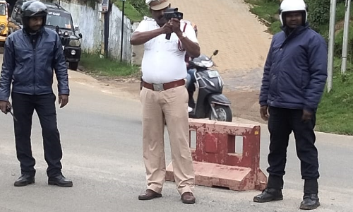 ஊட்டியில் போலீசார் சோதனை- அதிவேகமாக வாகனம் ஓட்டிய 200 பேர் மீது வழக்கு