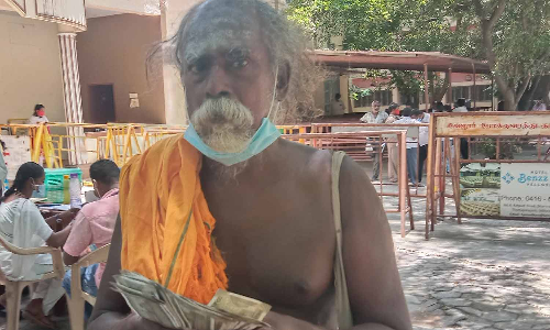 வேலூர் கலெக்டர் அலுவலகத்தில் பிச்சை எடுத்த பணம் ரூ.10 ஆயிரத்தை நிவாரணமாக வழங்கிய முதியவர்