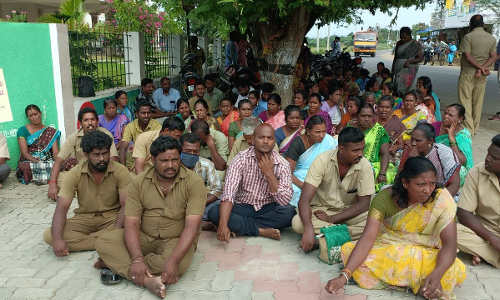 துப்புரவு பணியாளர்கள் தரையில் அமர்ந்து தர்ணா