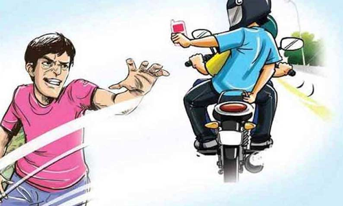 மேட்டுப்பாளையத்தில் பூ வியாபாரியிடம் செல்போன் பறிப்பு