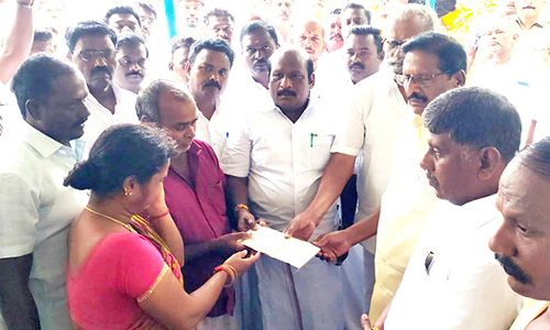 ஆற்றில் அடித்து செல்லப்பட்ட வாலிபர்கள் குடும்பத்துக்கு நிவாரணம்