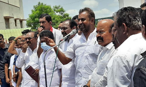 அ.தி.மு.க.வினர் மீது போடப்படும் வழக்குகளுக்கு அஞ்ச மாட்டோம்-ஆர்ப்பாட்டத்தில் எஸ்.பி. வேலுமணி பேச்சு