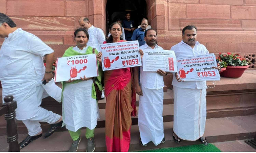 ஜோதிமணி, மாணிக்கம் தாகூர் உள்பட 4 காங்கிரஸ் எம்பிக்கள் தொடர் முழுவதும் சஸ்பெண்ட் - சபாநாயகர் உத்தரவு