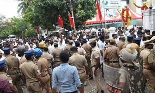 அதிமுக அலுவலக மோதல் வழக்கு- ஓபிஎஸ், ஈபிஎஸ் ஆதரவாளர்கள் 70 பேருக்கு முன் ஜாமீன் வழங்க நீதிமன்றம் மறுப்பு