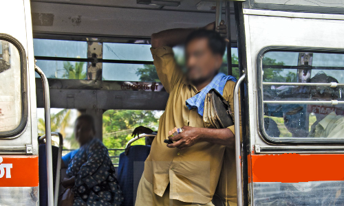 அரசு பஸ் கண்டக்டர்கள் பணியின் போது செல்போன் பார்த்தால் ஒழுங்கு நடவடிக்கை பாயும்