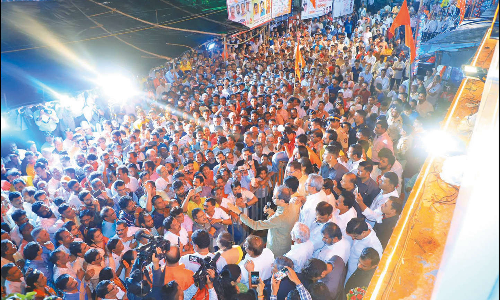 அதிருப்தி அணியினர் சிவசேனாவை அழிக்க திட்டம் போடுகின்றனர்: உத்தவ் தாக்கரே