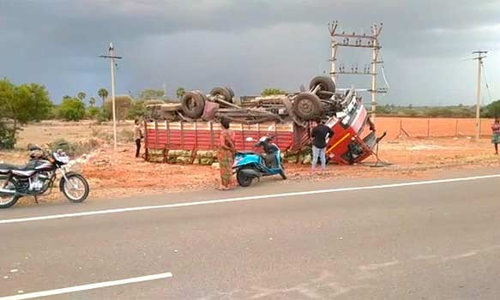 வேடசந்தூர் அருகே முட்டைக்கோஸ் ஏற்றி வந்த லாரி கவிழ்ந்து விபத்து