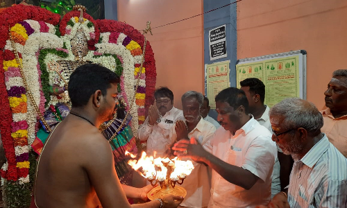 புற்றுமாரியம்மன் வீதி உலா-நேரு எம்.எல்.ஏ., பங்கேற்பு