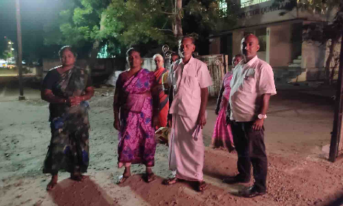 கந்துவட்டிக்காரர்களால் கொலை மிரட்டல் - உடுமலை டி.எஸ்.பி. அலுவலகத்தில்  விவசாயி குடும்பம் தஞ்சம்