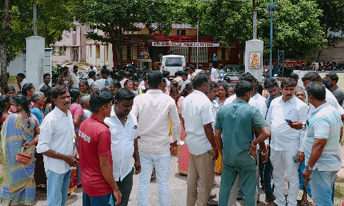 போலீஸ் நிலையத்தை பொதுமக்கள் முற்றுகை