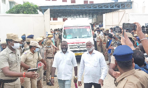 பள்ளி விடுதியில் தற்கொலை செய்த மாணவியின் உடல் பிரேத பரிசோதனை முடிந்து உறவினர்களிடம் ஒப்படைப்பு