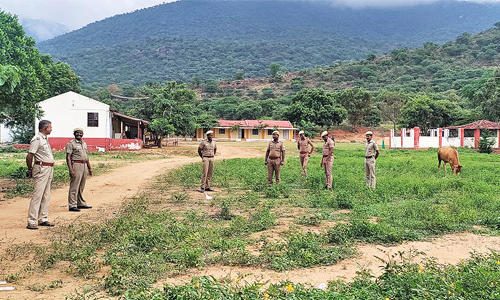 கோவை: போராட்ட அறிவிப்பால் ஆசிரமம் முன்பு போலீஸ் பாதுகாப்பு