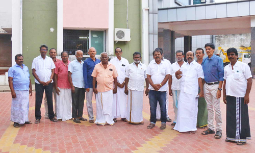 பாளை மார்க்கெட்டில் அனைத்து வியாபாரிகளுக்கும் மாற்று கடைகள் தற்காலிகமாக அமைக்க வேண்டும்-வியாபாரிகள் சங்கத்தினர் மனு