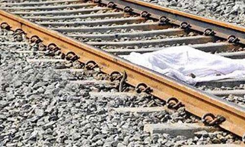 அதிகாலை வாலிபர் ெரயில் முன் பாய்ந்து தற்கொலை