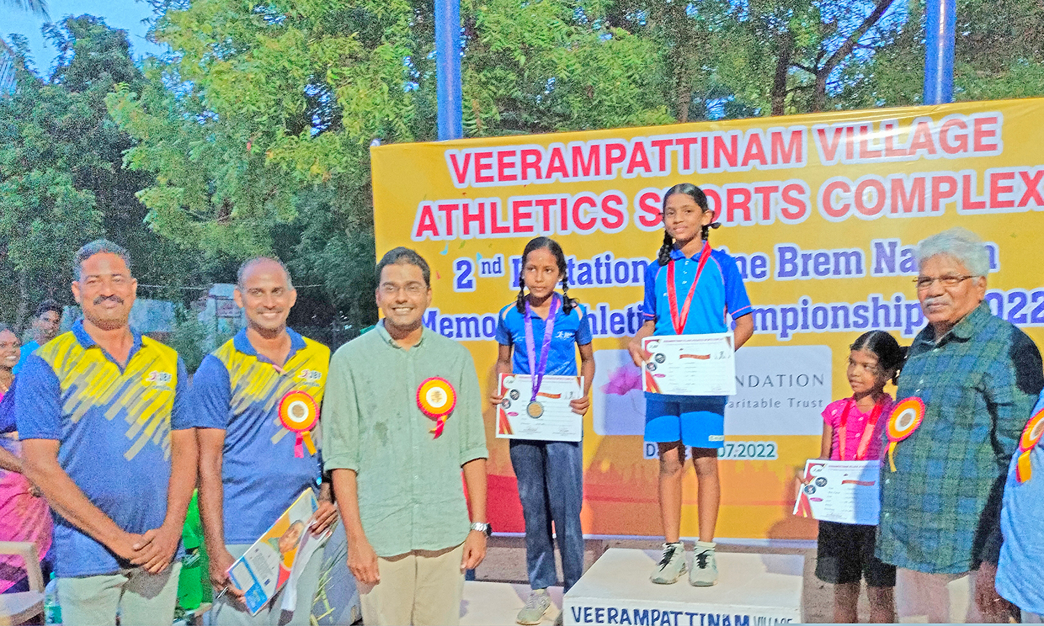 மாணவர்களுக்கு பரிசளிப்பு விழா மாணவர்களுக்கு பரிசளிப்பு விழா