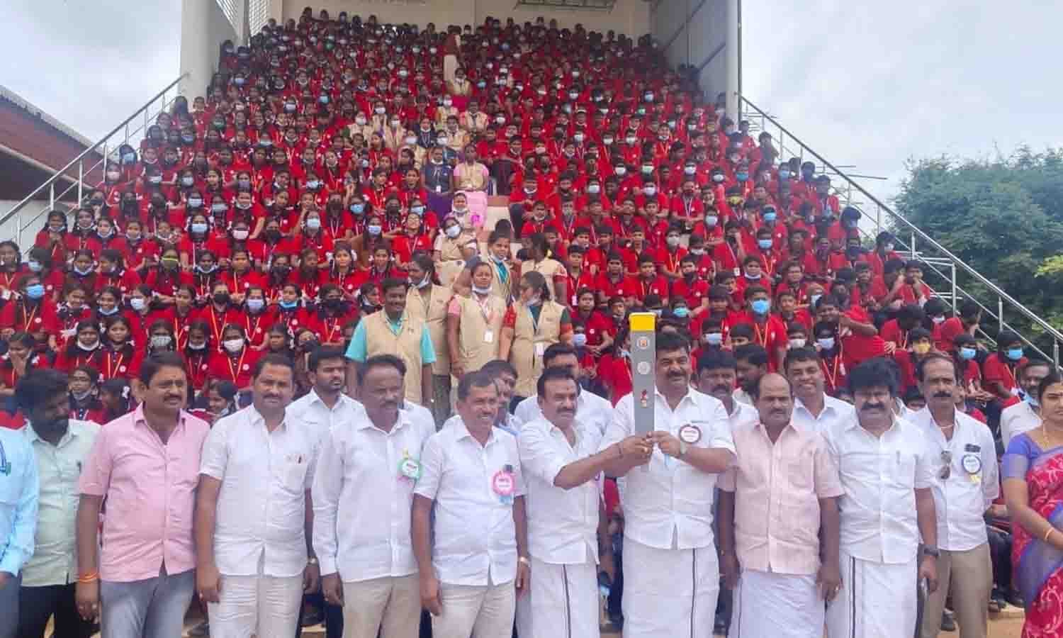 ஓசூர் வந்த செஸ் ஒலிம்பியாட் ஜோதிக்கு பிரகாஷ் எம்.எல்.ஏ-மேயர் சத்யா வரவேற்பு ஓசூர் வந்த செஸ் ஒலிம்பியாட் ஜோதிக்கு பிரகாஷ் எம்.எல்.ஏ-மேயர் சத்யா வரவேற்பு