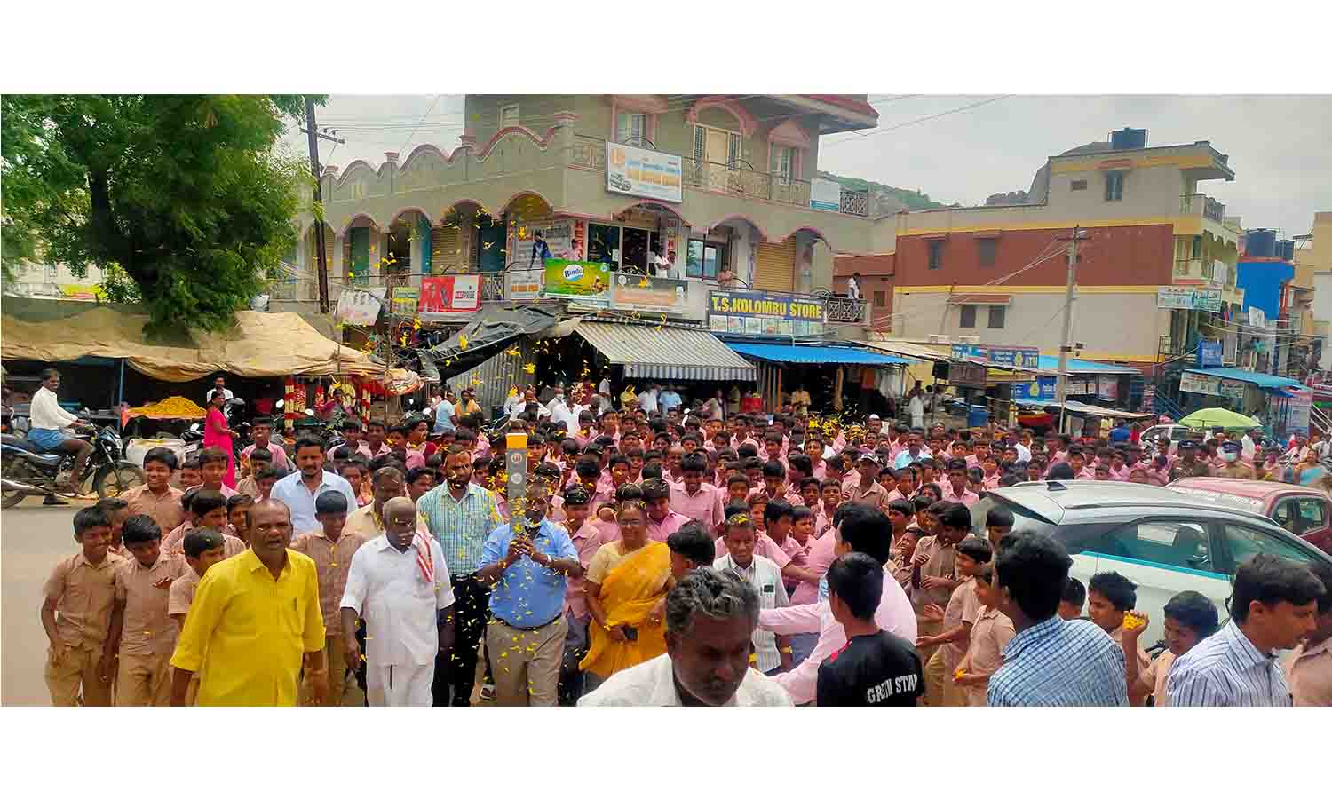 சூளகிரிக்கு வருகை தந்த செஸ் ஒலிம்பியாட் ஜோதிக்கு மாணவர்கள் மலர் தூவி உற்சாக வரவேற்பு சூளகிரிக்கு வருகை தந்த செஸ் ஒலிம்பியாட் ஜோதிக்கு மாணவர்கள் மலர் தூவி உற்சாக வரவேற்பு