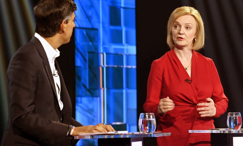 இங்கிலாந்து பிரதமர் தேர்தல்: தொலைக்காட்சி விவாத நிகழ்ச்சியில் ரிஷி சுனக்-லிஸ் டிரஸ் வார்த்தை மோதல்