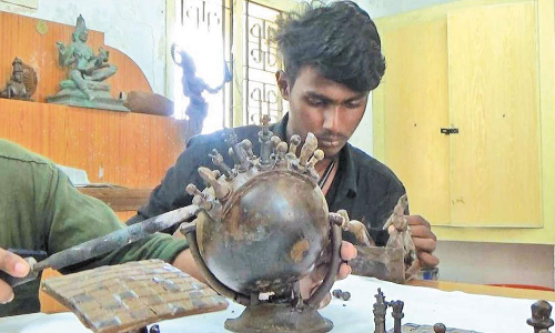 செஸ் ஒலிம்பியாட் போட்டிகள்- மெழுகில் சிற்பம் வடித்த அரசு கல்லூரி மாணவர்கள்