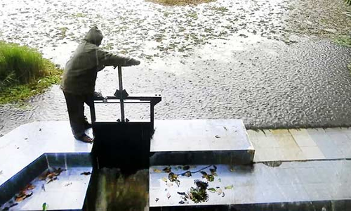 கொடைக்கான‌லில் தொடர் மழையால்  முழு கொள்ள‌ள‌வை எட்டிய நட்சத்திர ஏரி