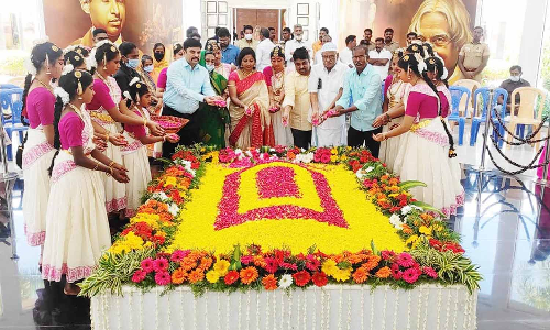 இன்று 7-ம் ஆண்டு நினைவு நாள்- அப்துல் கலாம் நினைவிடத்தில் ஏராளமானோர் மலர் தூவி அஞ்சலி